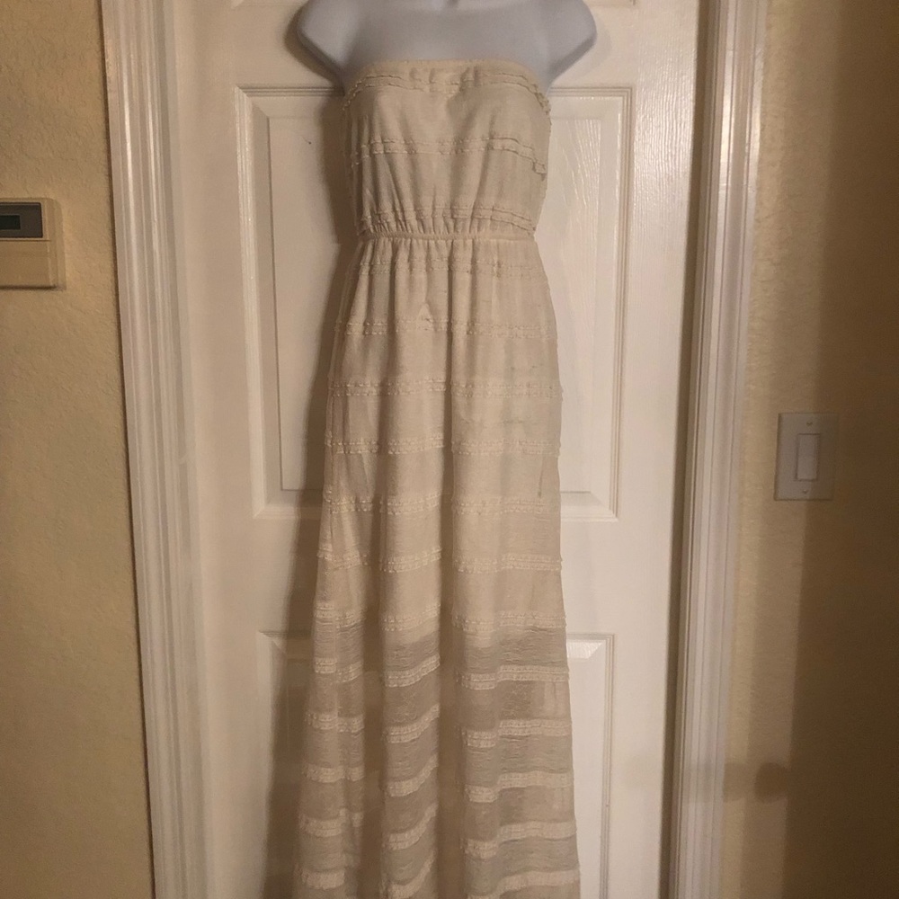 Maxi dress, cream colored.